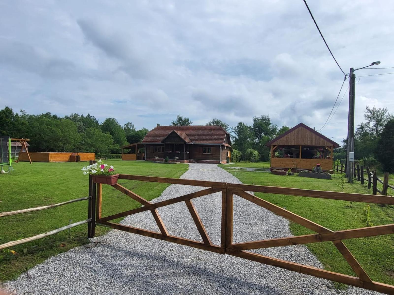 Villa Kuca Za Odmor Jopi I Mare à Topusko Extérieur photo